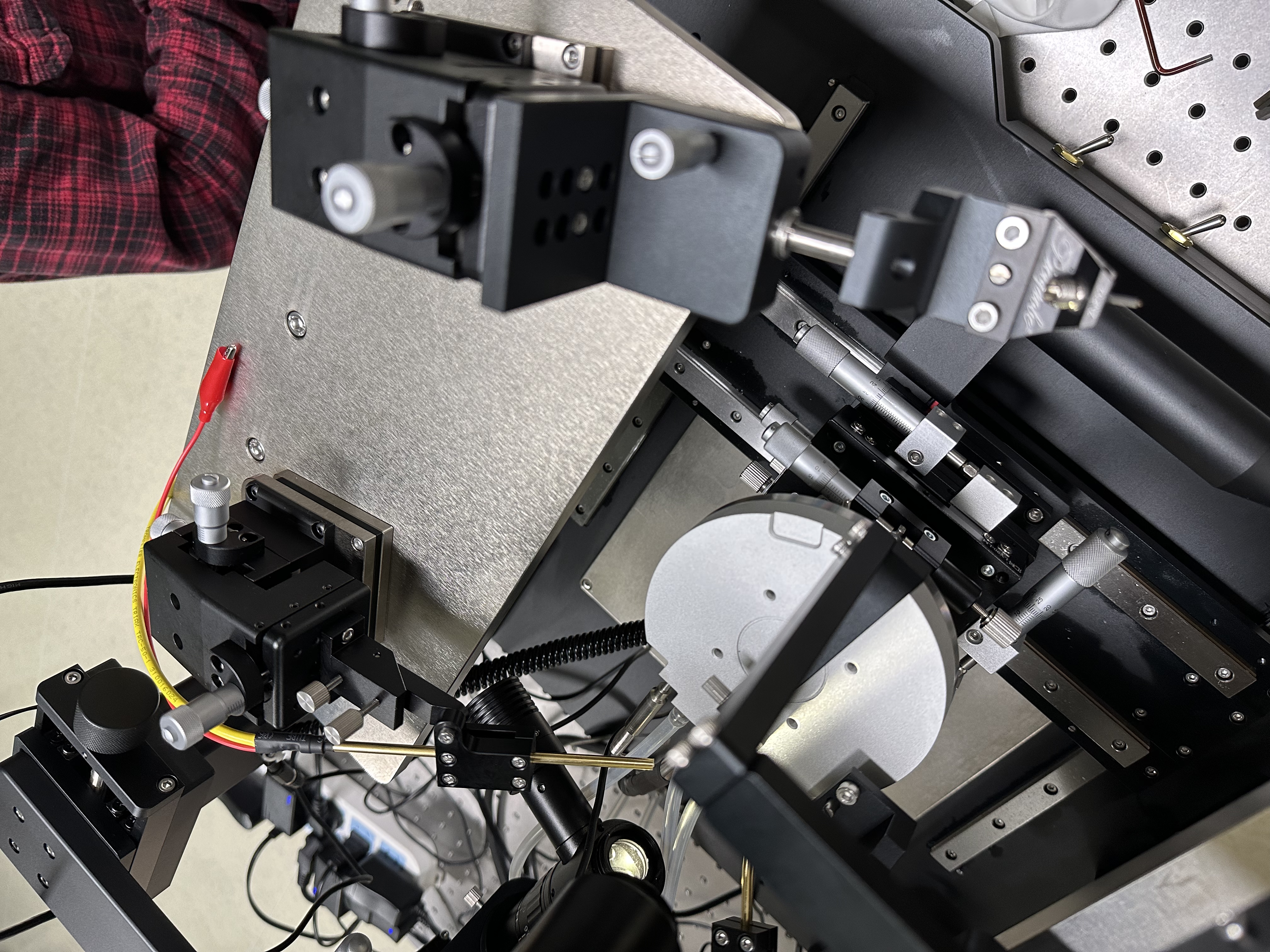 探針臺怎么選擇,應(yīng)用領(lǐng)域是哪些?探針臺和耦合系統(tǒng)的區(qū)別有哪些